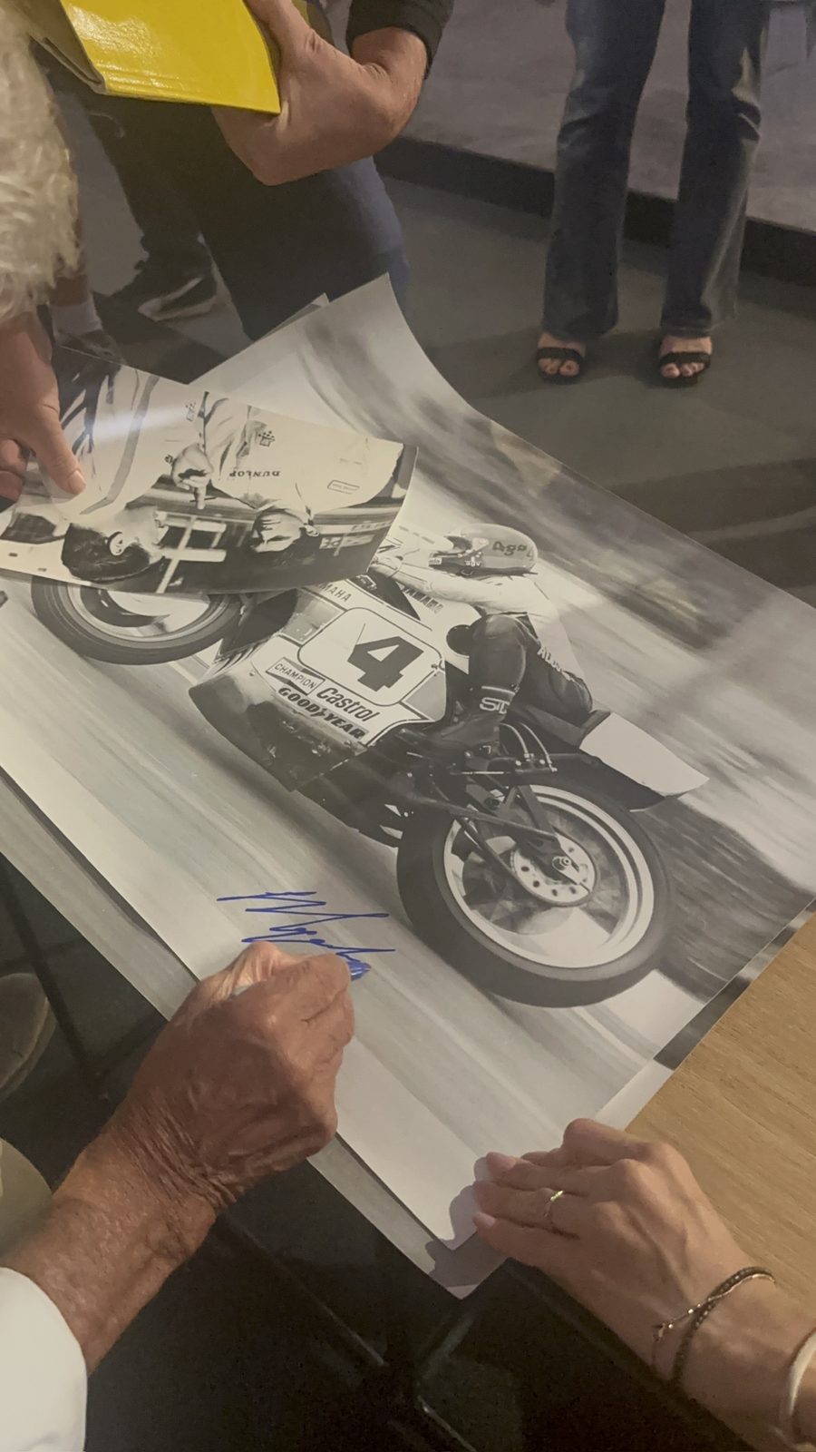 A tu per tu con Giacomo Agostini — il firmacopie: una foto d'epoca autografata