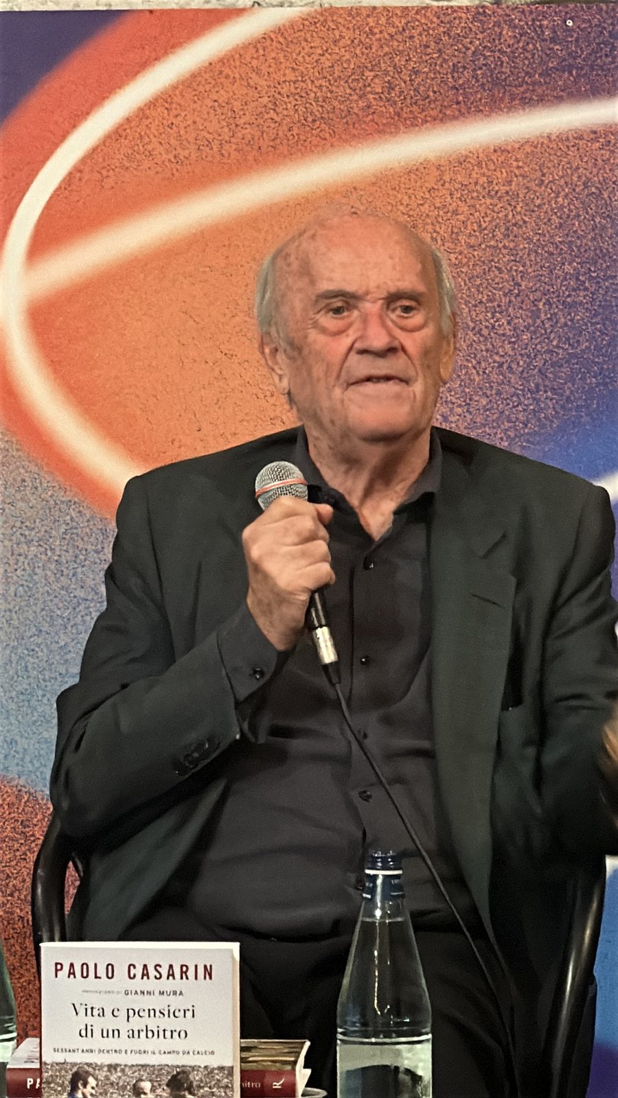 Casarin — Paolo Casarin con il suo libro «Vita e pensieri di un arbitro»