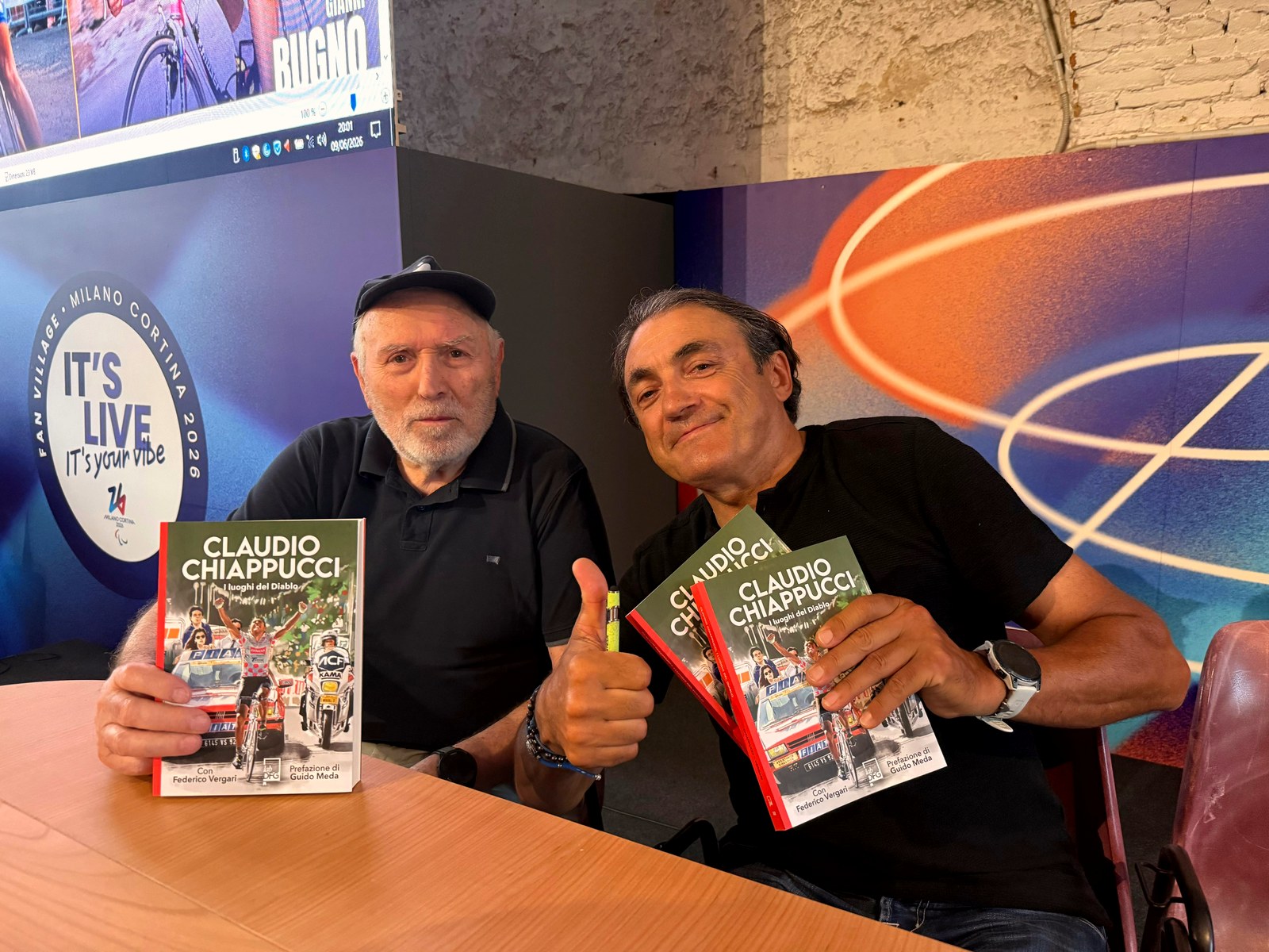Chiappucci vs Bugno — Gianni Bugno e Claudio Chiappucci con il libro