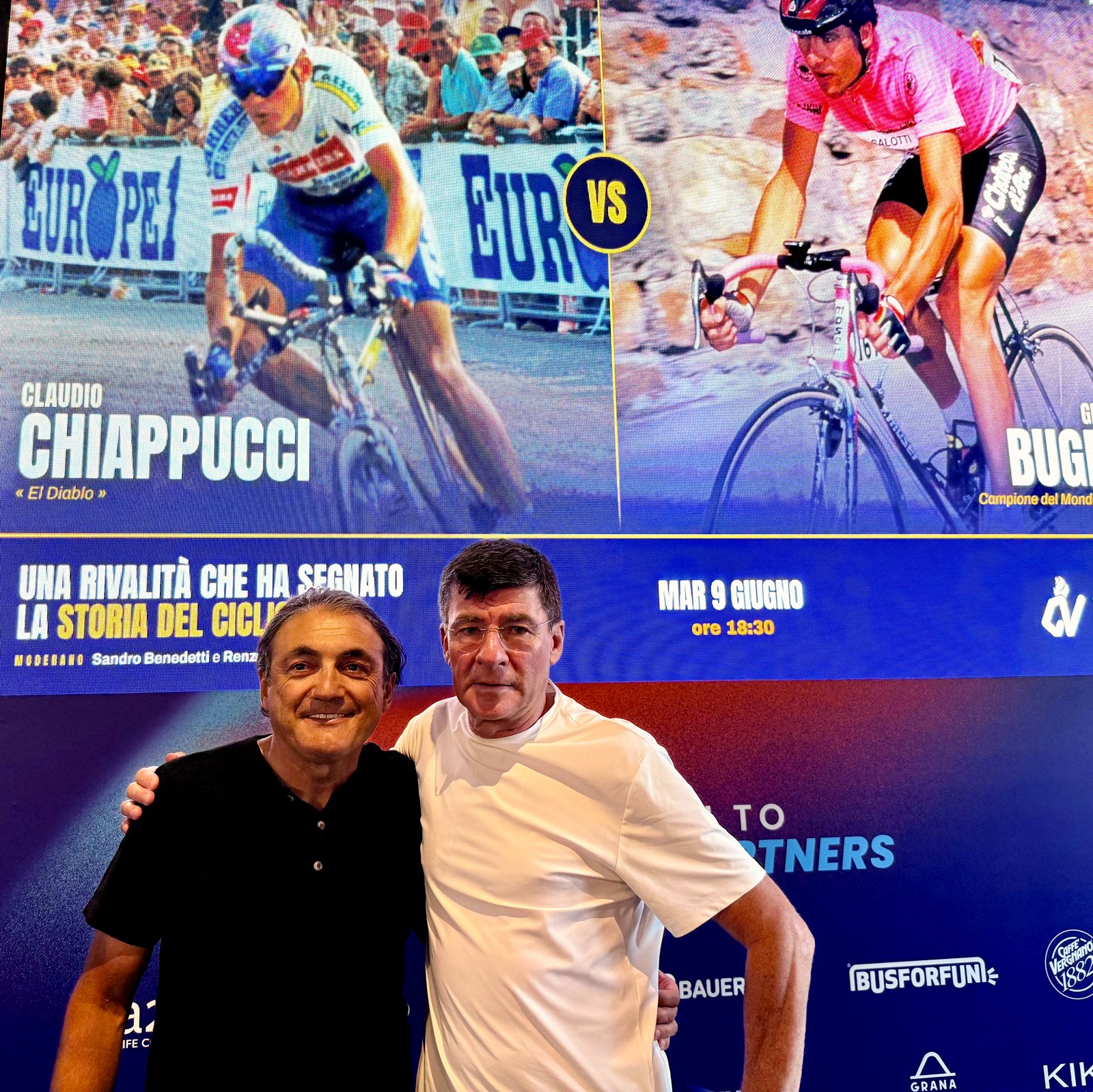 Chiappucci vs Bugno — l'abbraccio davanti al maxischermo