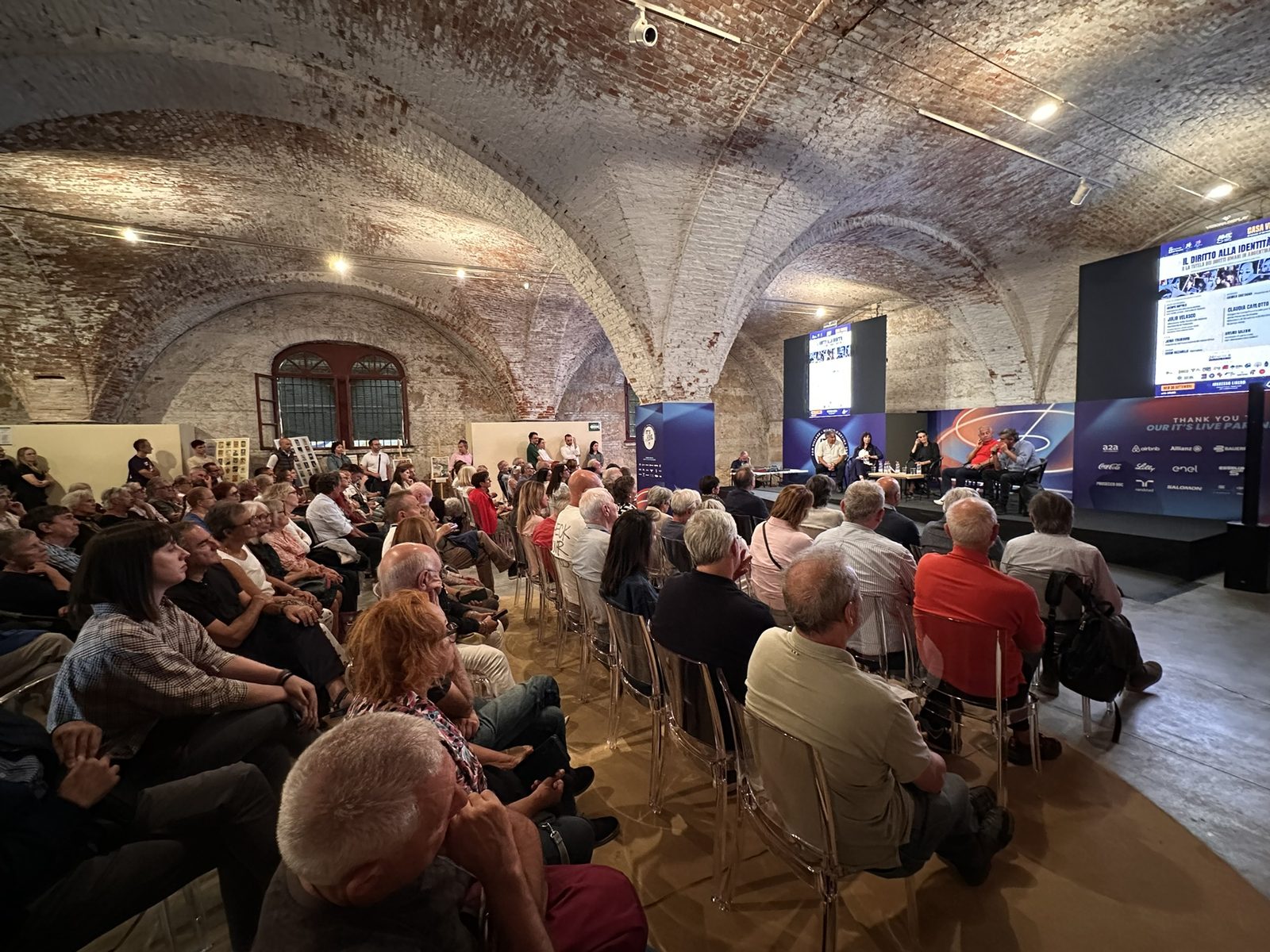 Il diritto alla identità — la sala piena all'Arsenale