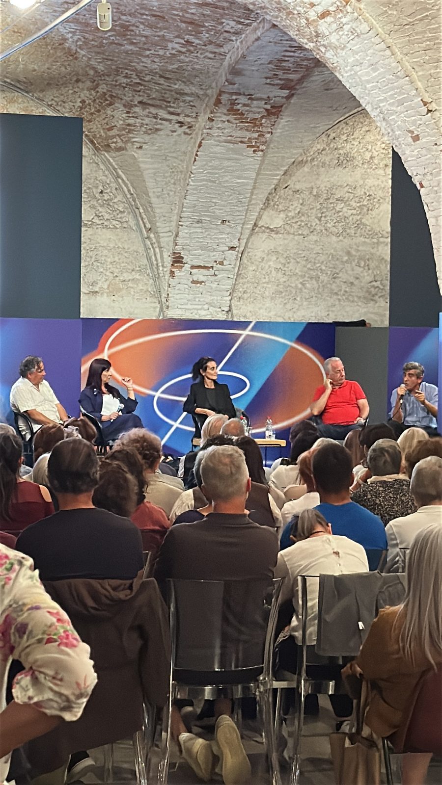 Il diritto alla identità — il palco e il pubblico