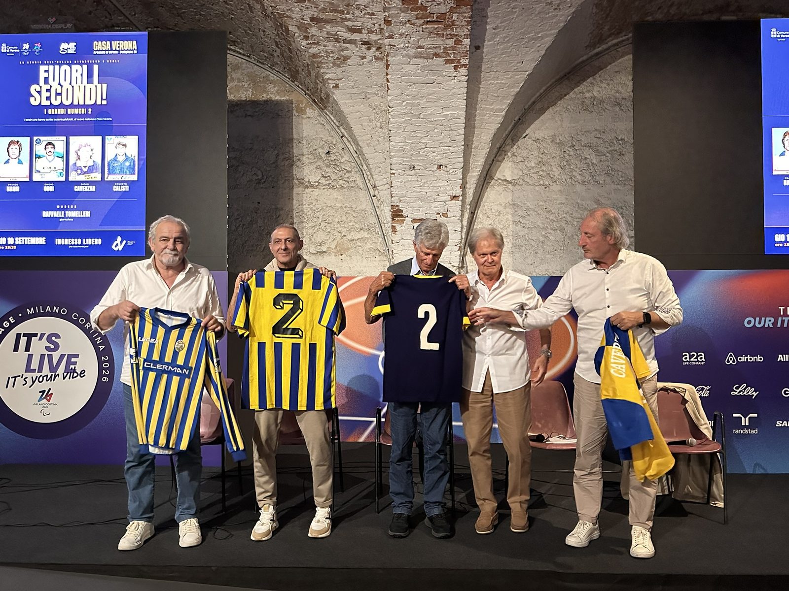 Fuori i secondi! — il palco con le maglie dell'Hellas